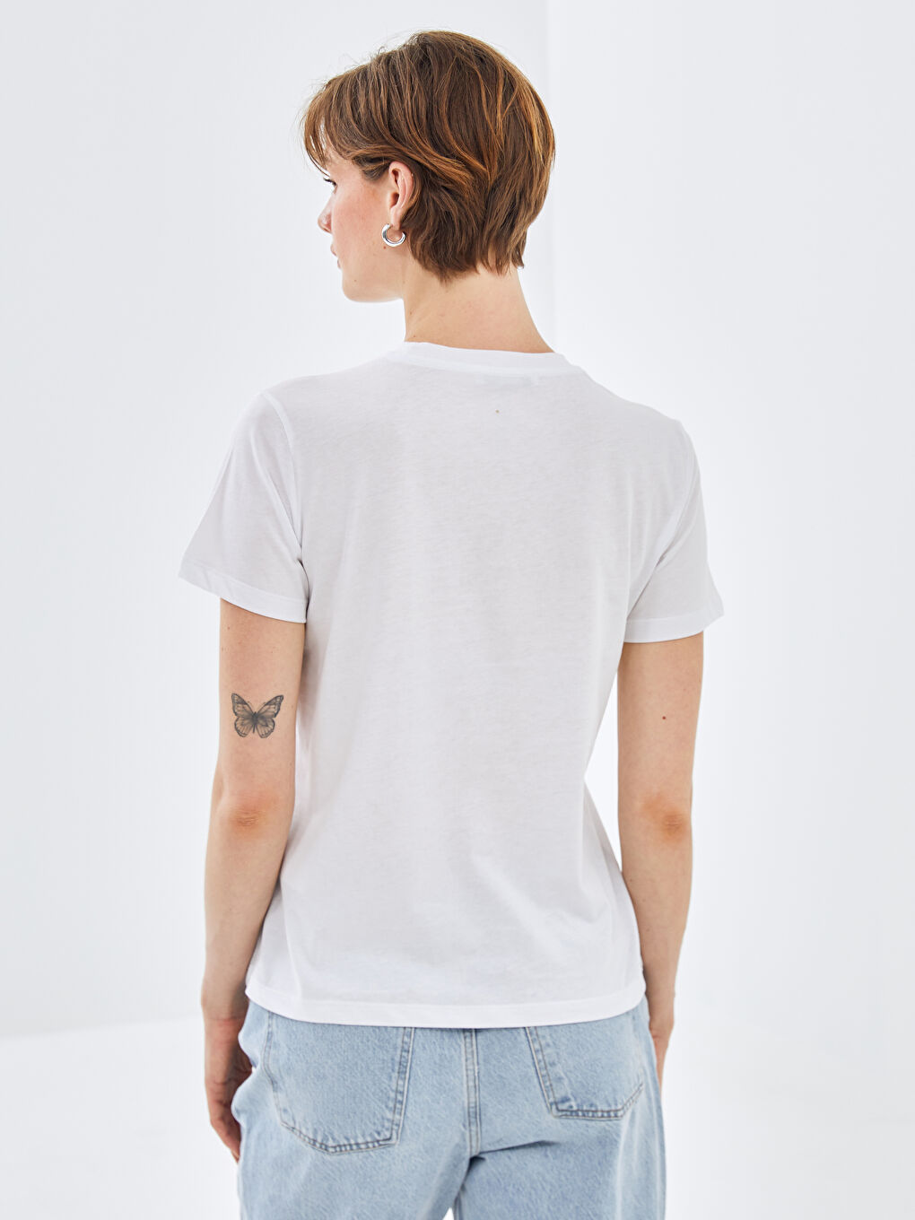 Beyaz Bisiklet Yaka Baskılı Kısa Kollu Kadın Tişört-3