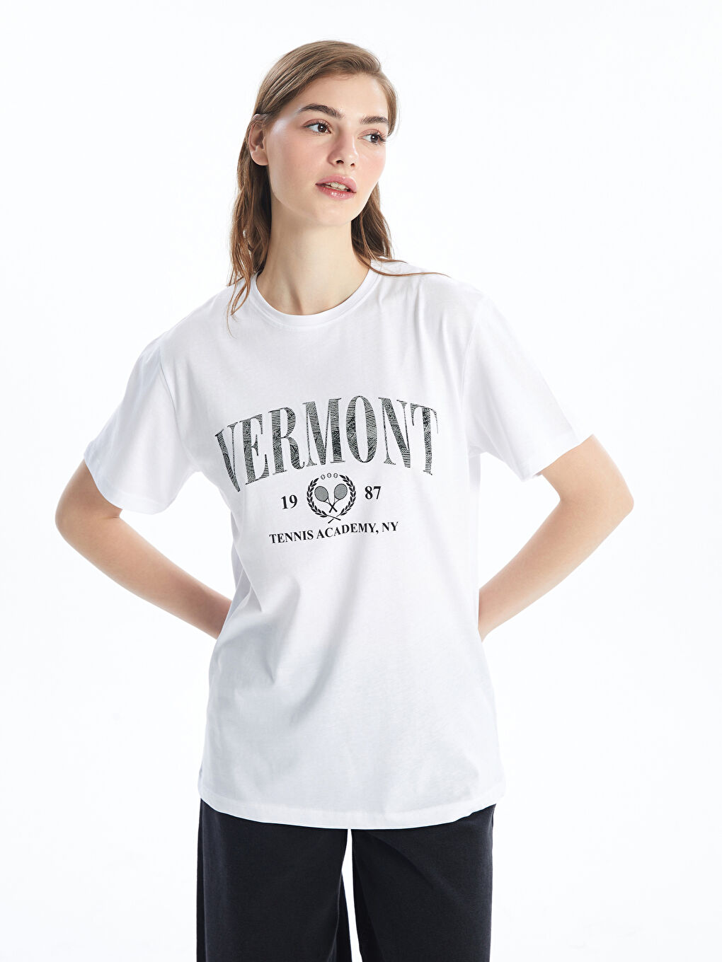 Beyaz Bisiklet Yaka Baskılı Kadın Tişört