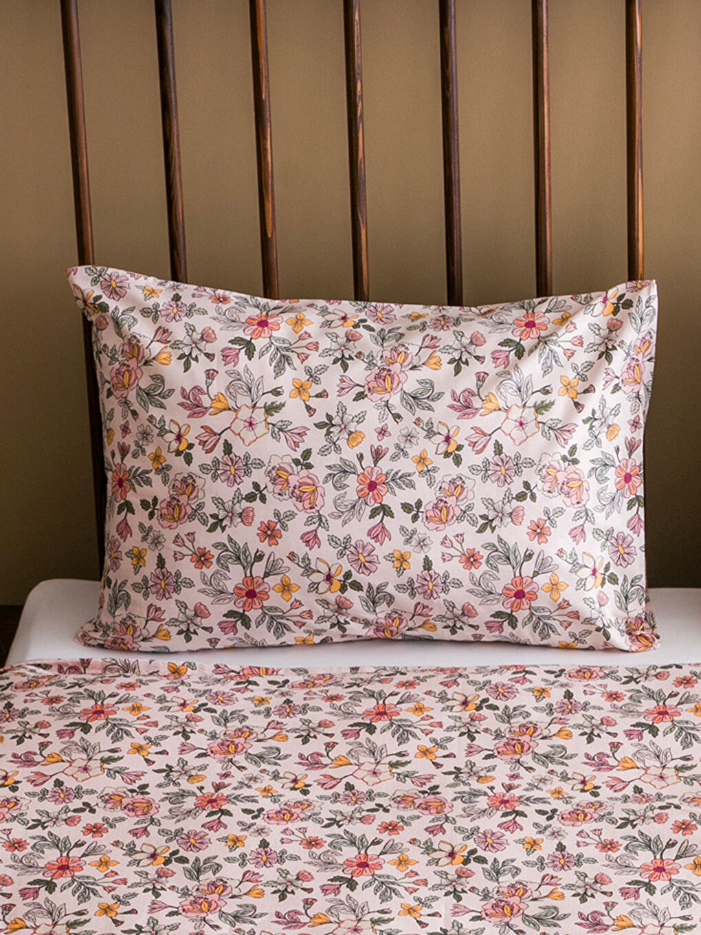 Karışık Çiçek Baskılı Yastık Kılıfı 50x70 cm