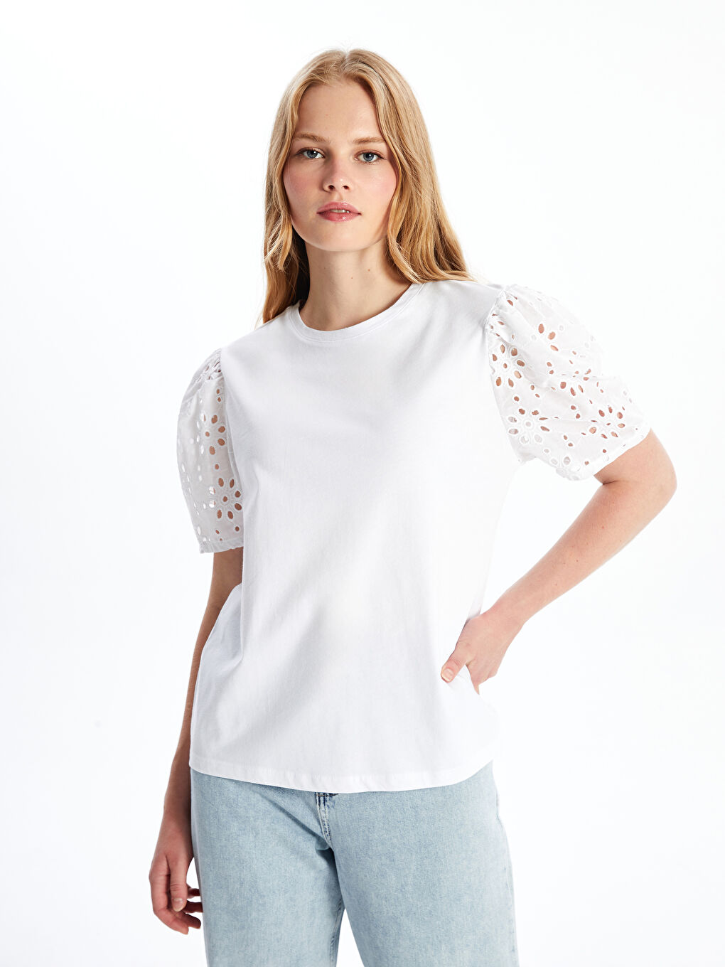 Beyaz Bisiklet Yaka Kendinden Desenli Kısa Kollu Kadın Bluz