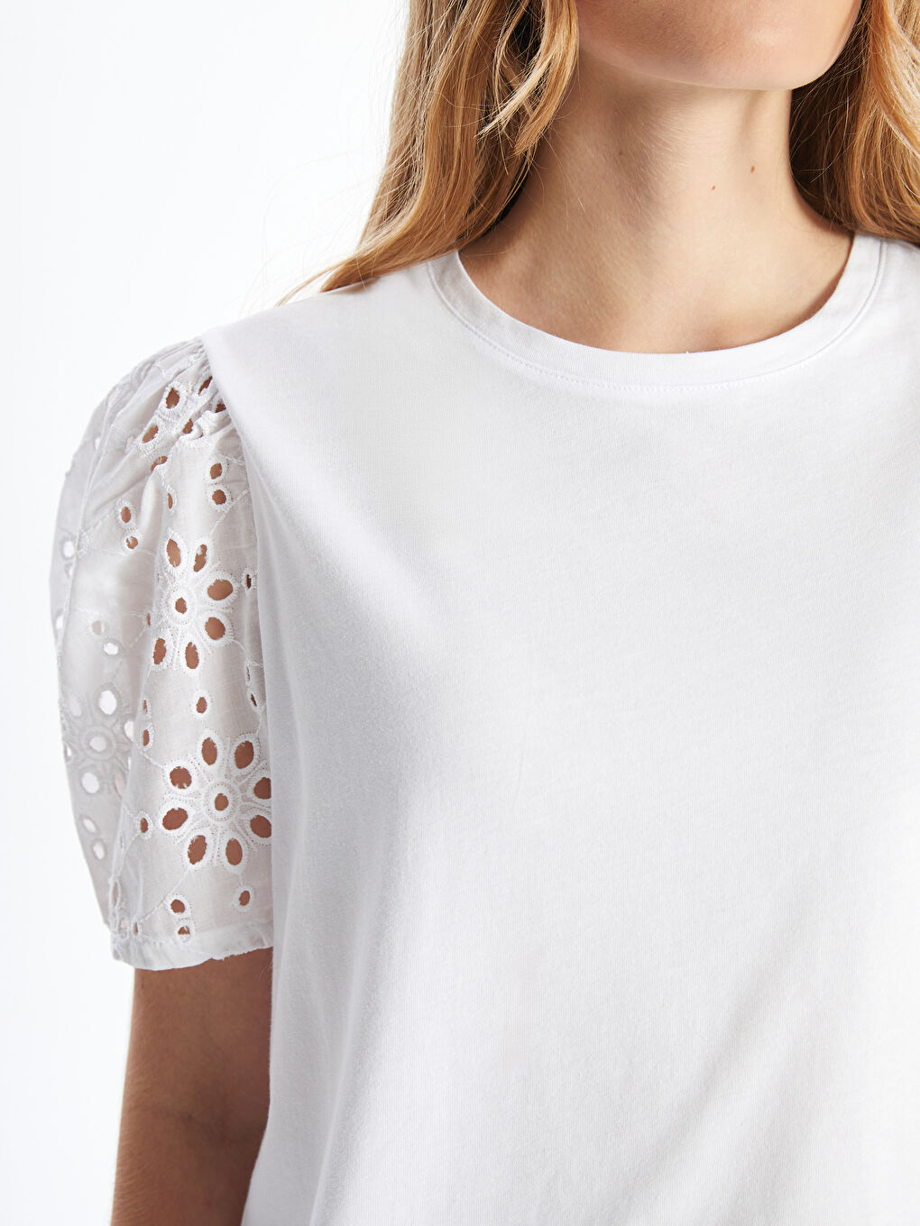 Beyaz Bisiklet Yaka Kendinden Desenli Kısa Kollu Kadın Bluz-2