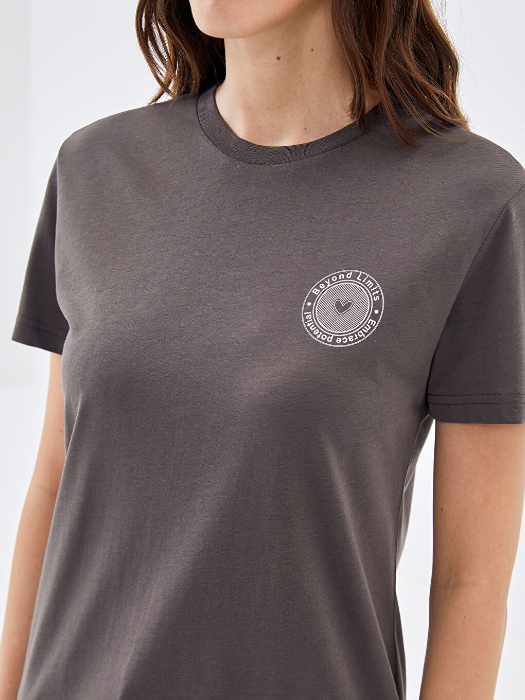 Antrasit Bisiklet Yaka Baskılı Kısa Kollu Kadın Tişört-2