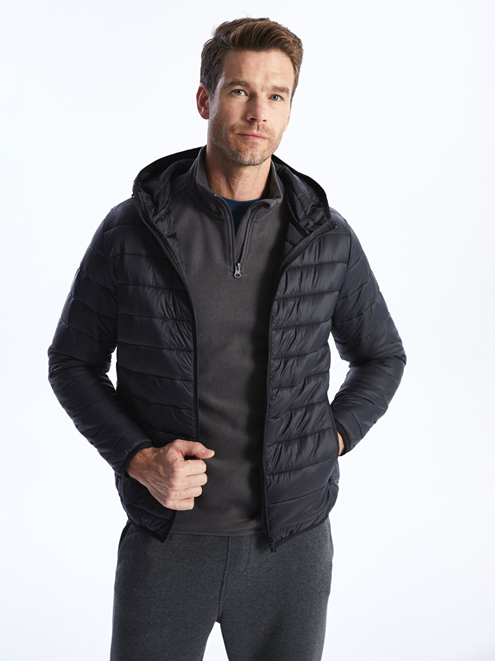 Siyah Standart Kalıp Kapüşonlu Erkek Şişme Mont-1