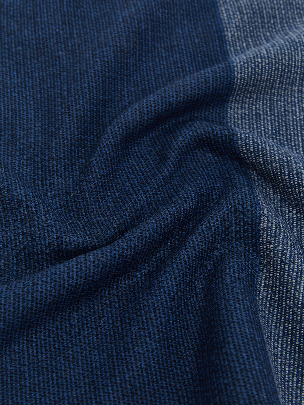 وشاح للرجال بتفاصيل شرابة وانتقال الألوان-2