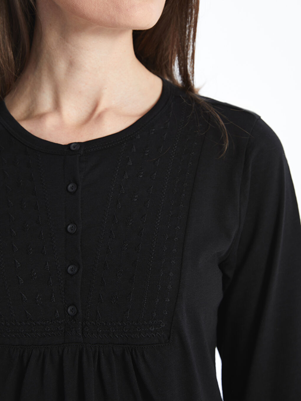 Siyah Bisiklet Yaka Nakışlı Bluz-3