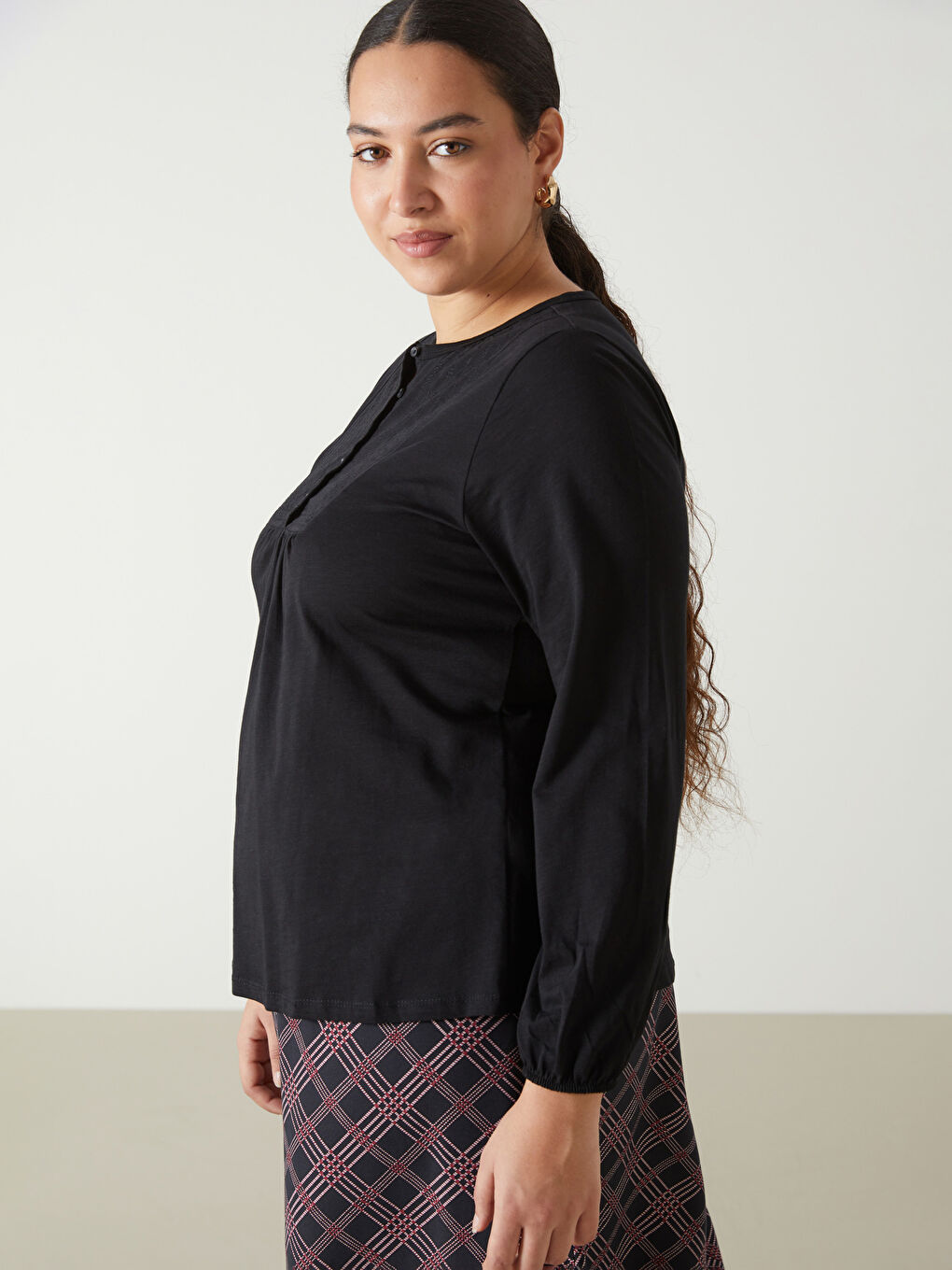 Siyah Bisiklet Yaka Nakışlı Bluz-1