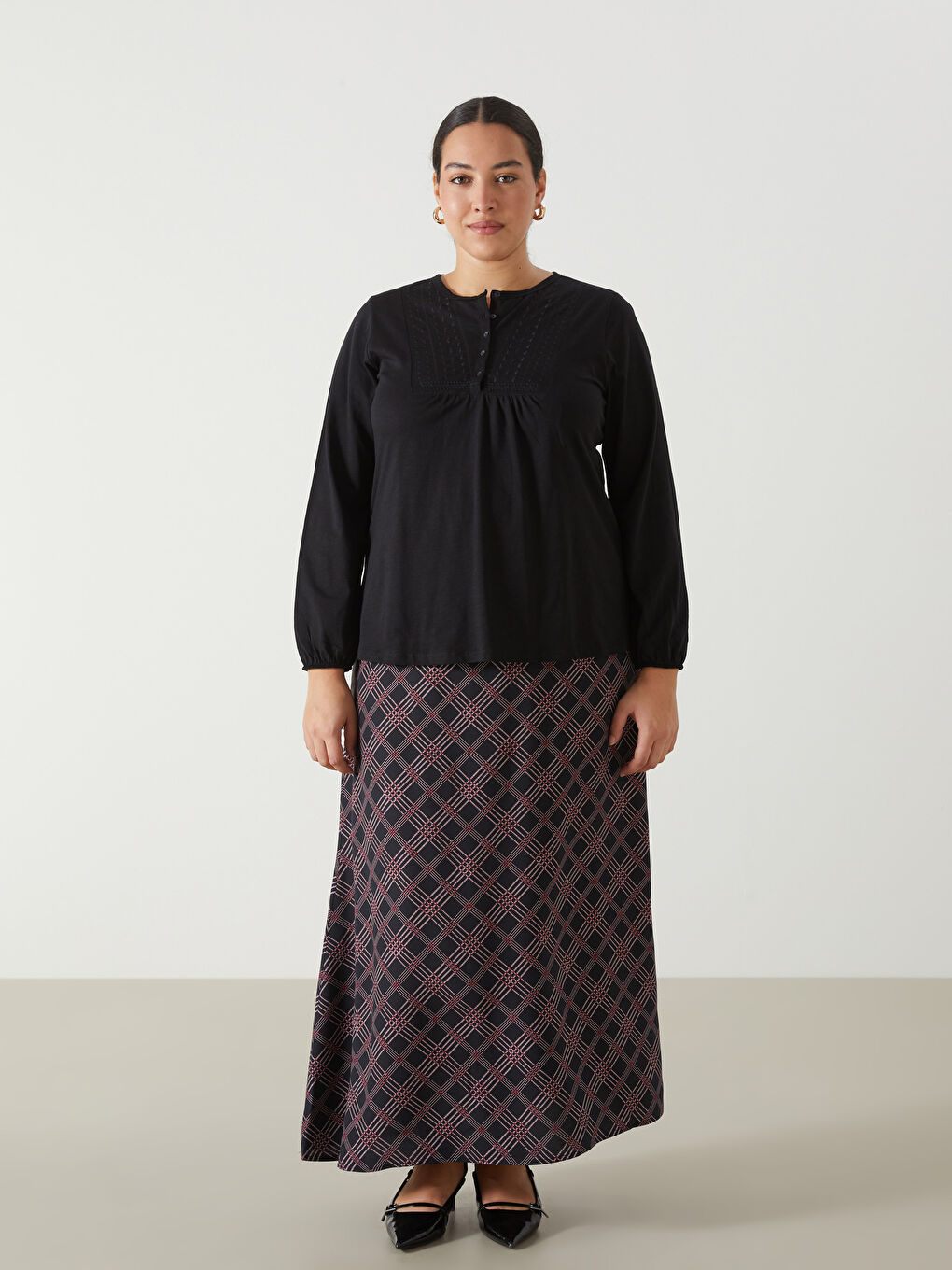 Siyah Bisiklet Yaka Nakışlı Bluz-5