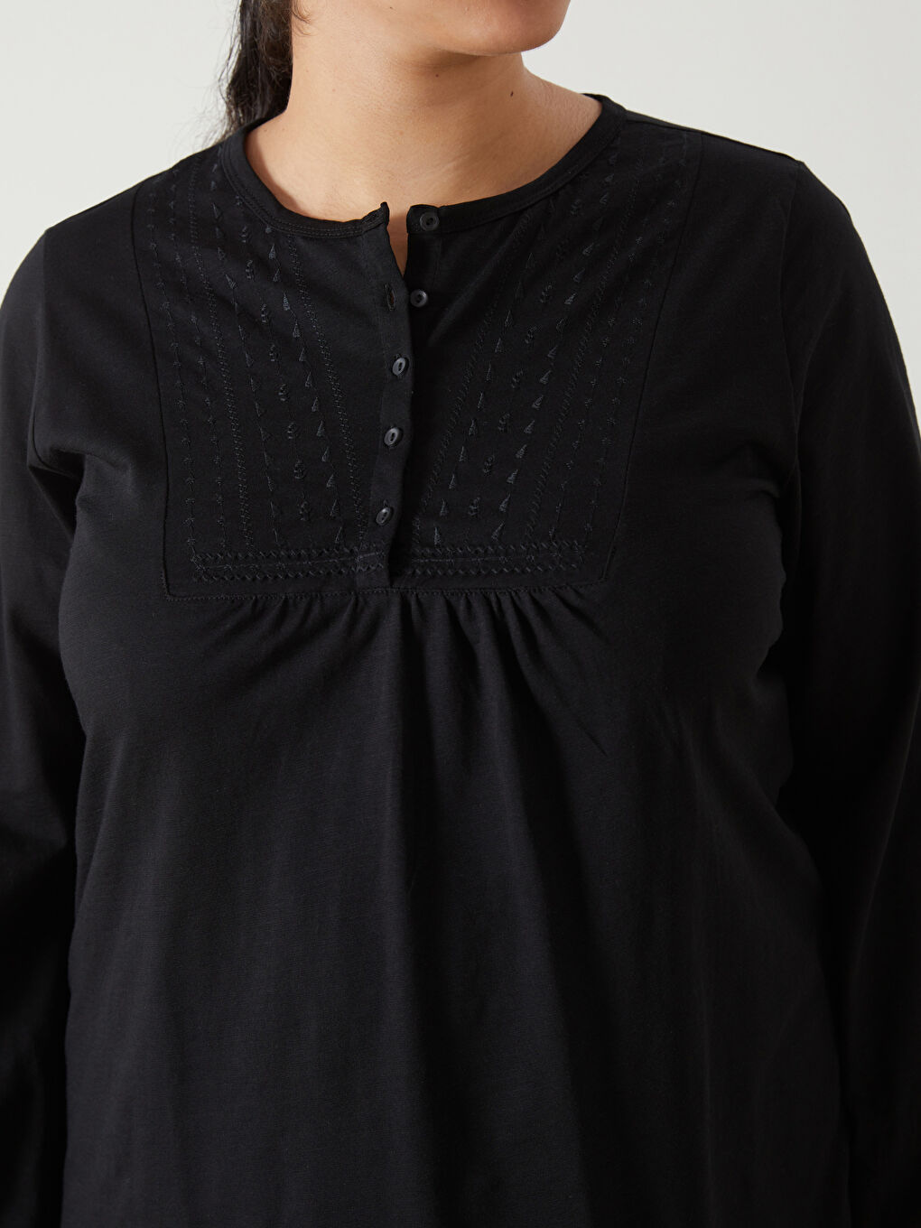 Siyah Bisiklet Yaka Nakışlı Bluz-6