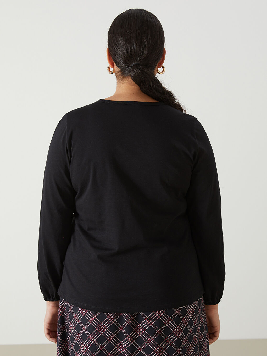 Siyah Bisiklet Yaka Nakışlı Bluz-7