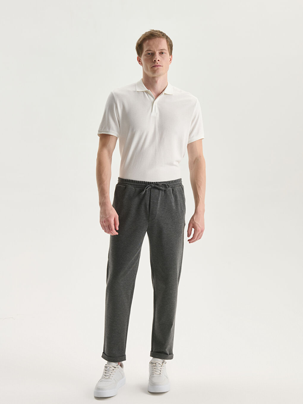 بنطلون للرجال بقصة نحيفة