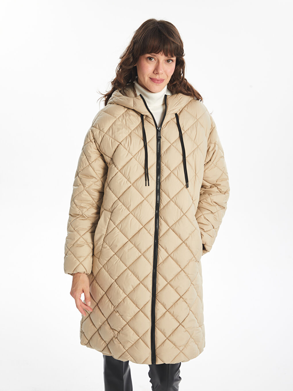 Стёганый пуховик с капюшоном для женщин