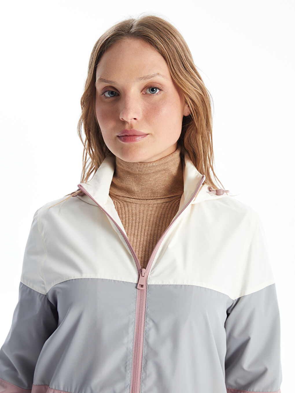 Дъждобран за жени с качулка и цветен блок-1