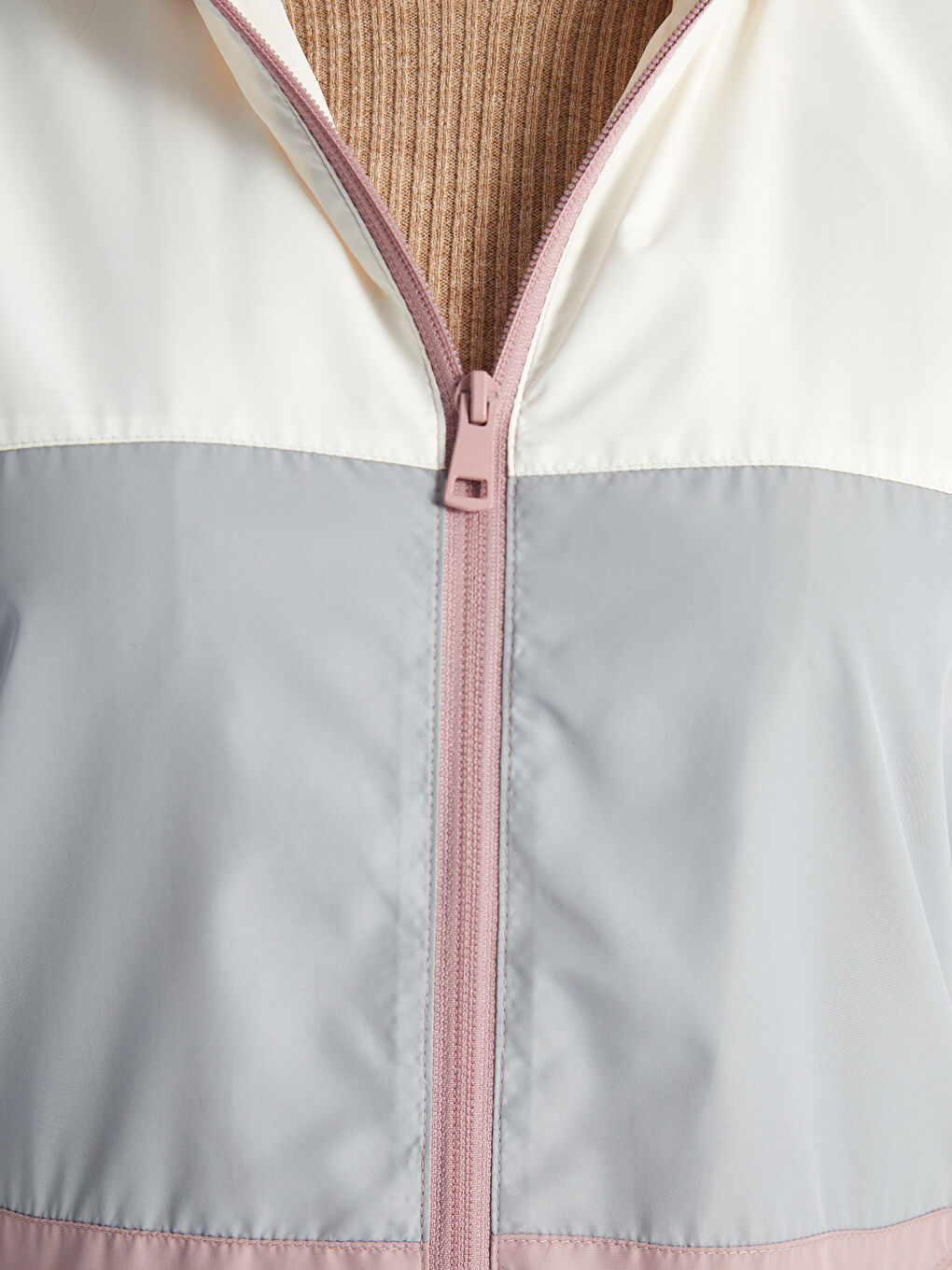 Дъждобран за жени с качулка и цветен блок-3