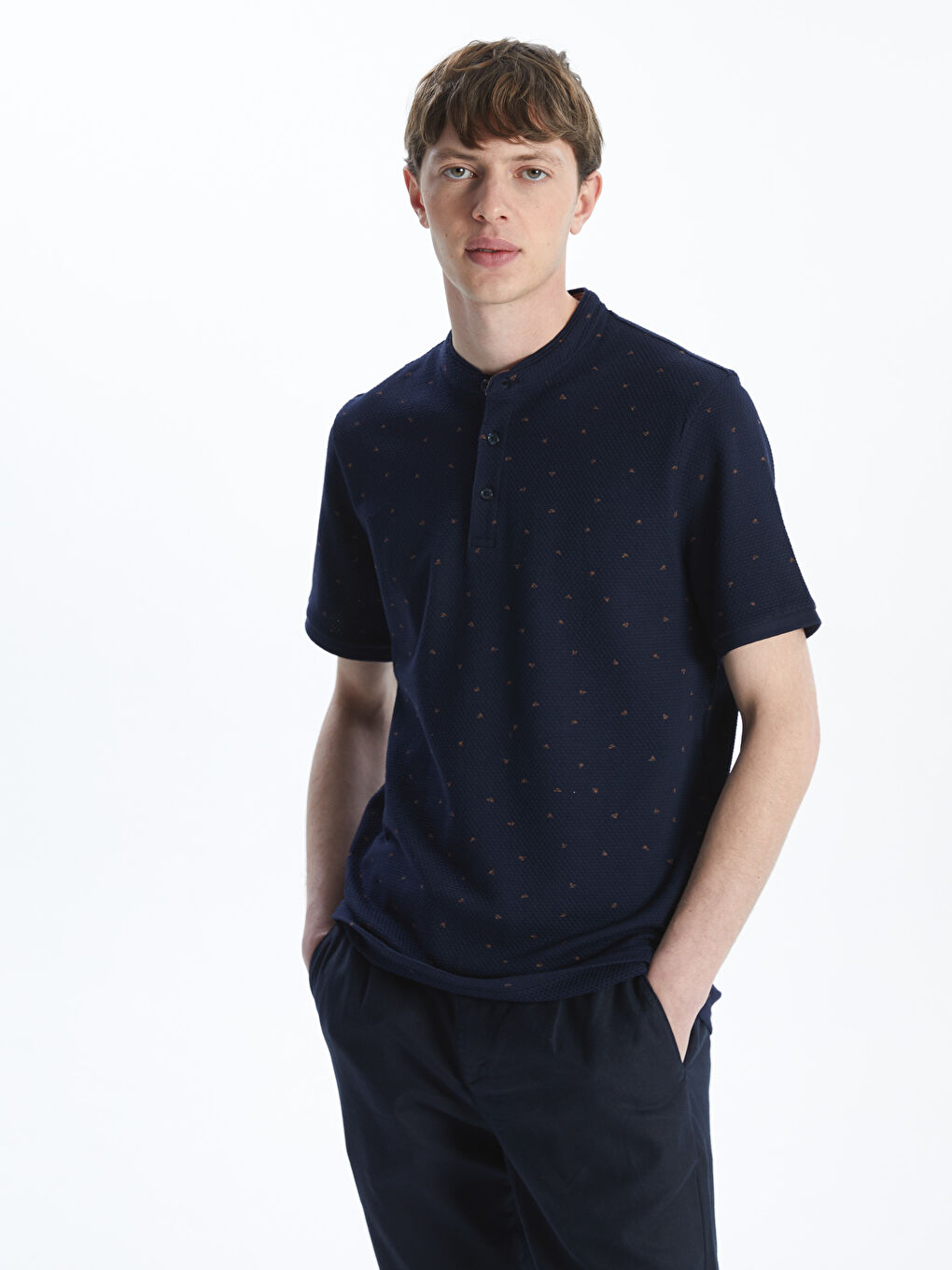 تي شيرت رجالي بكم قصير وياقة مندرين منقوش-1