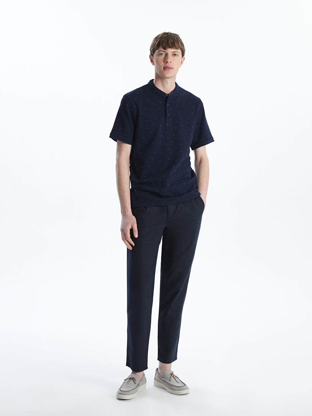 تي شيرت رجالي بكم قصير وياقة مندرين منقوش-3