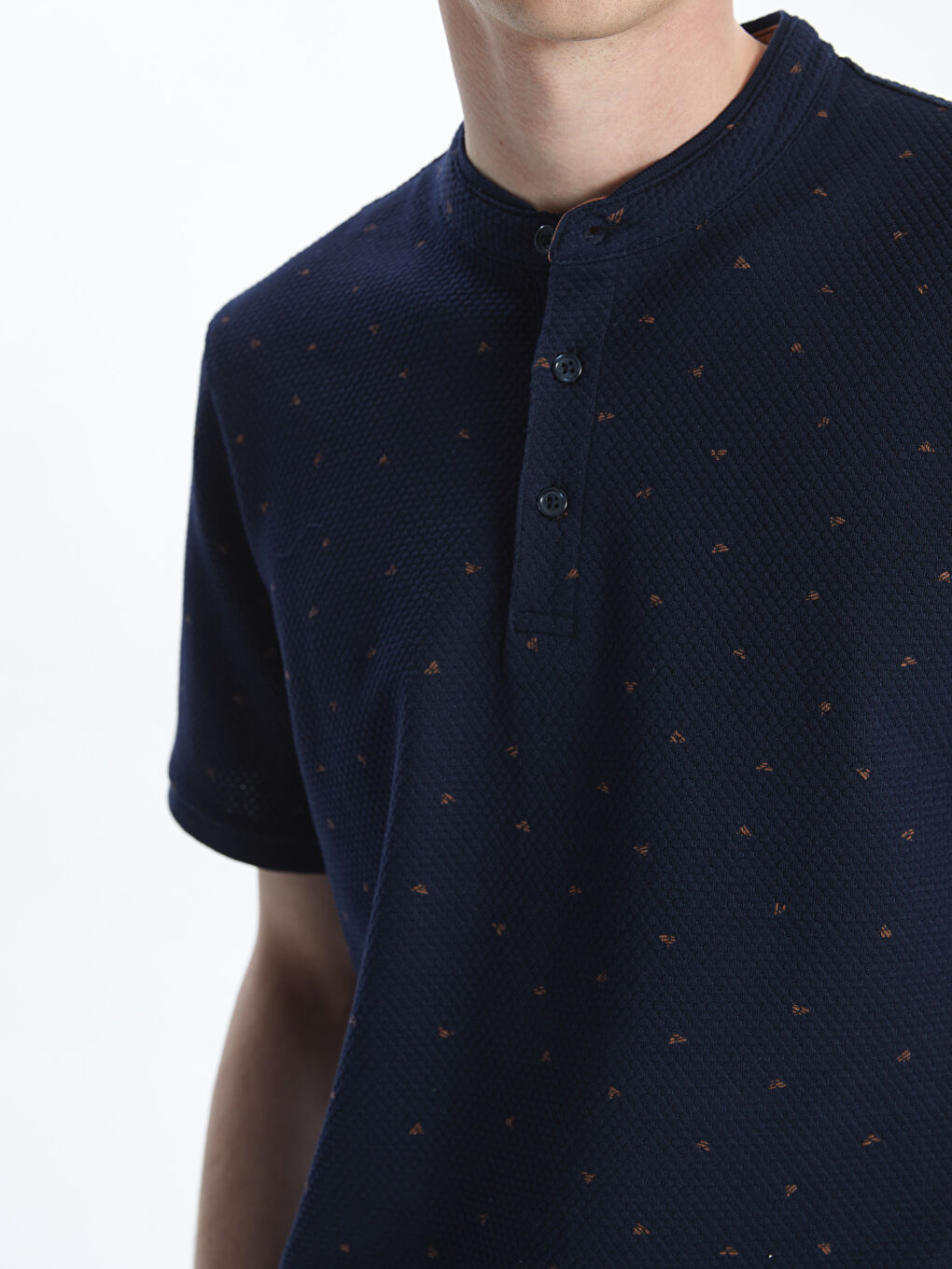 تي شيرت رجالي بكم قصير وياقة مندرين منقوش-5