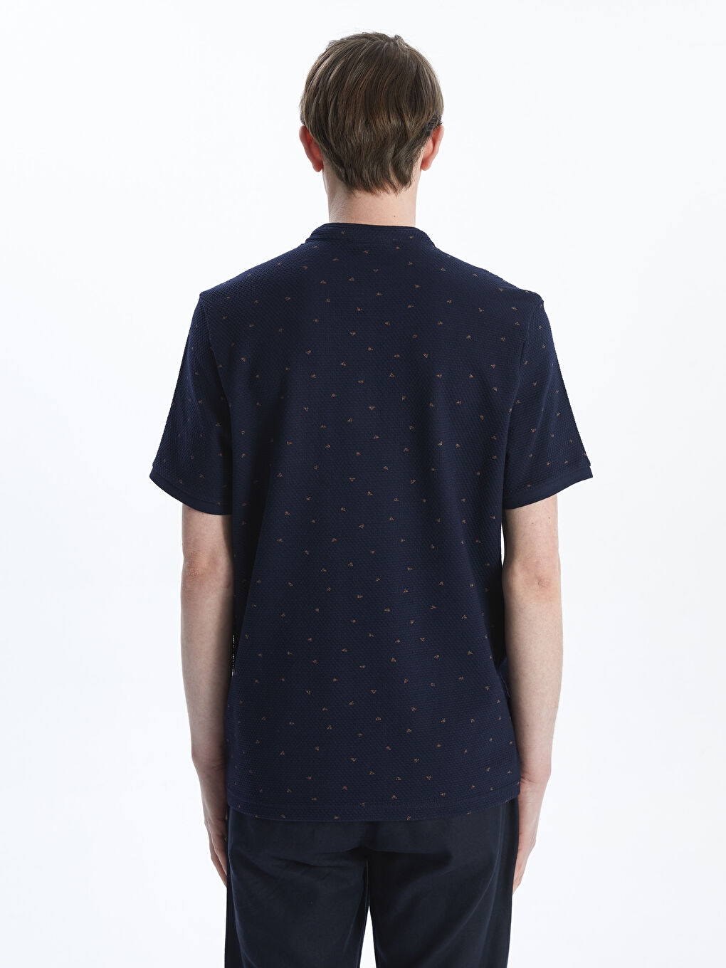 تي شيرت رجالي بكم قصير وياقة مندرين منقوش-7