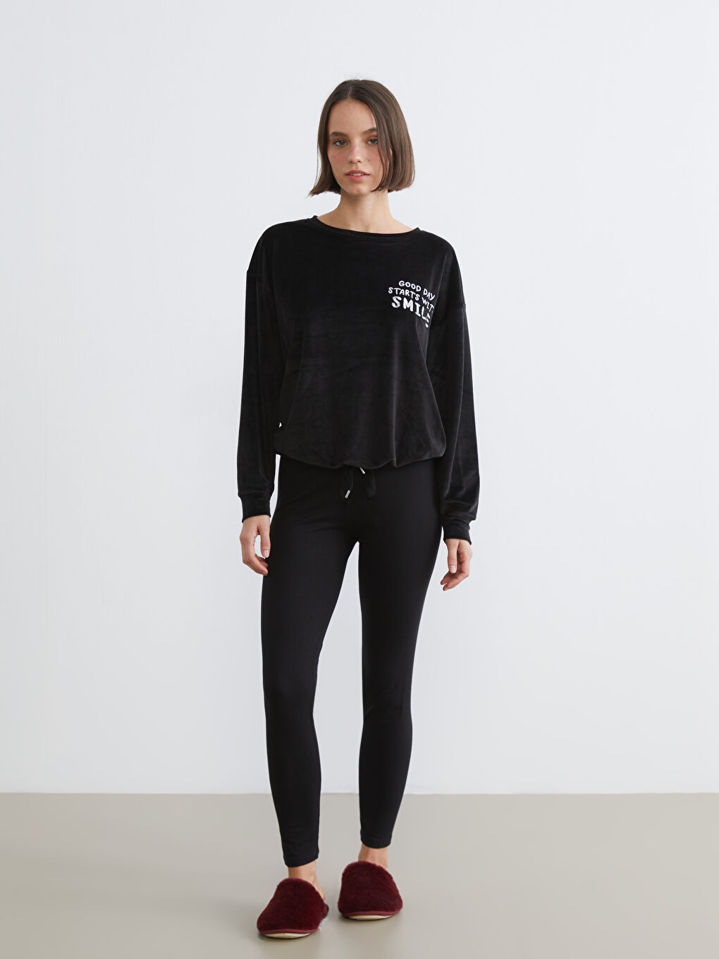 Siyah Bisiklet Yaka Nakışlı Kadife Kadın Pijama Üstü-1