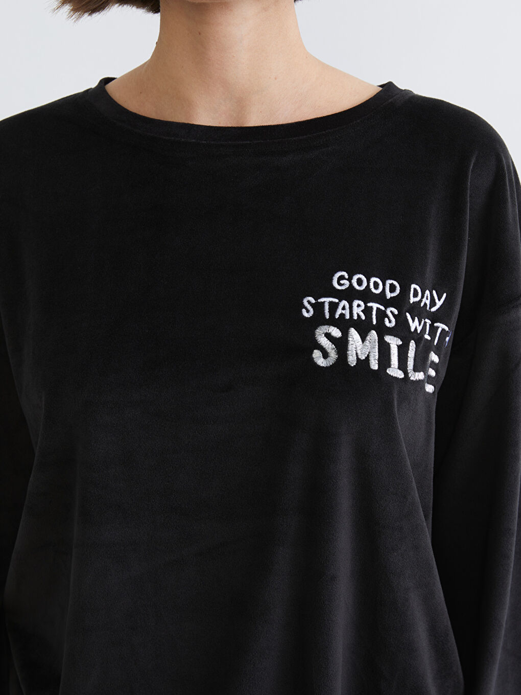 Siyah Bisiklet Yaka Nakışlı Kadife Kadın Pijama Üstü-2
