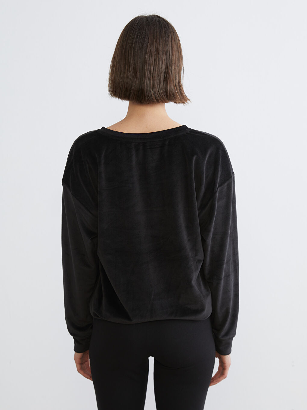 Siyah Bisiklet Yaka Nakışlı Kadife Kadın Pijama Üstü-3