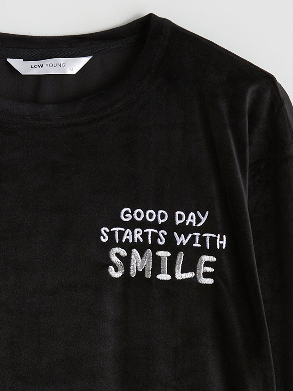 Siyah Bisiklet Yaka Nakışlı Kadife Kadın Pijama Üstü-5