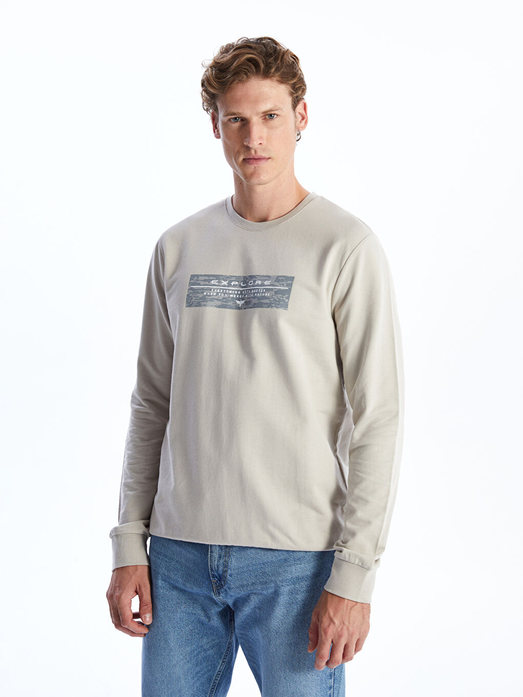 LCWAIKIKI Classic Taş Rengi Bisiklet Yaka Uzun Kollu Baskılı Erkek Sweatshirt