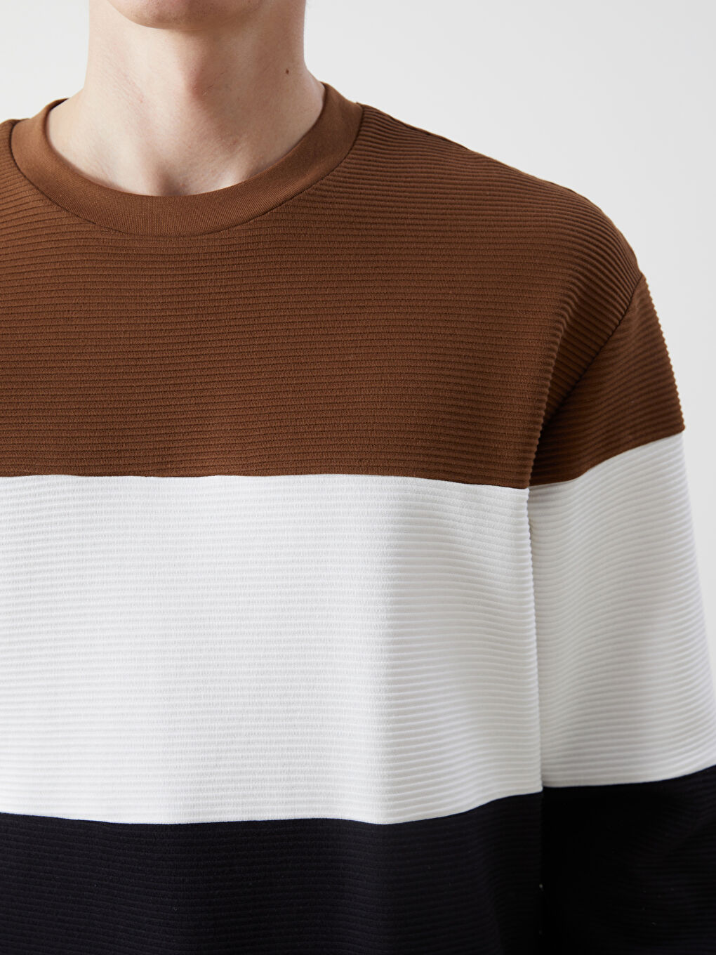 كنزة رياضية برقبة دائرية وكم طويل وكتلة ألوان للرجال-2