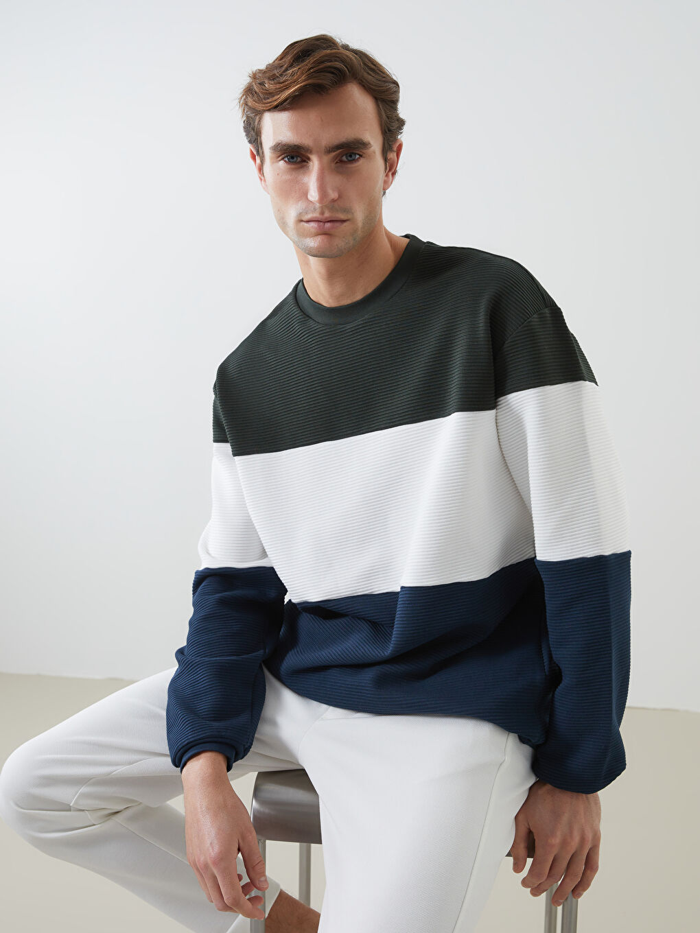 كنزة رياضية برقبة دائرية وكم طويل وكتلة ألوان للرجال