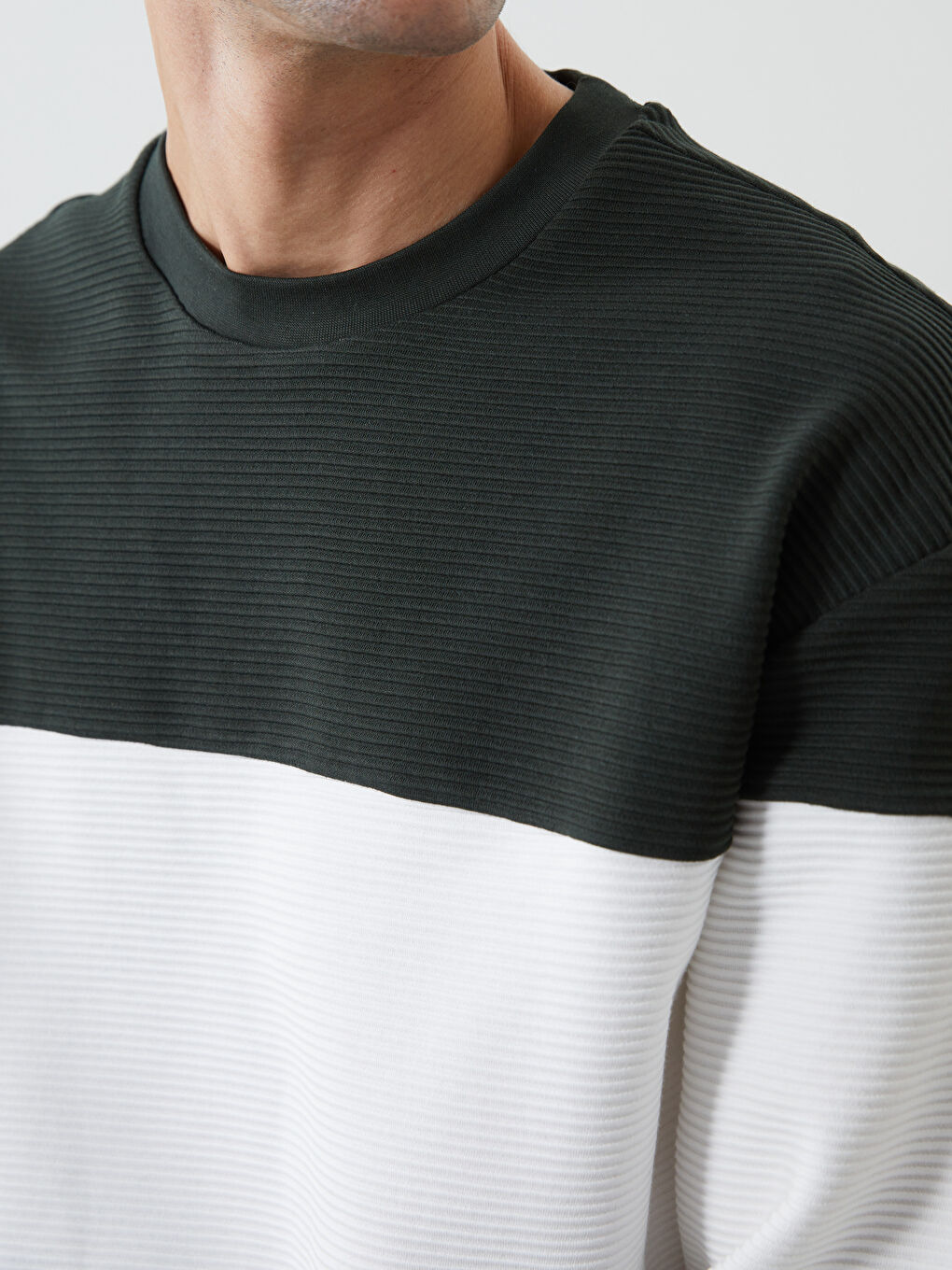 كنزة رياضية برقبة دائرية وكم طويل وكتلة ألوان للرجال-2