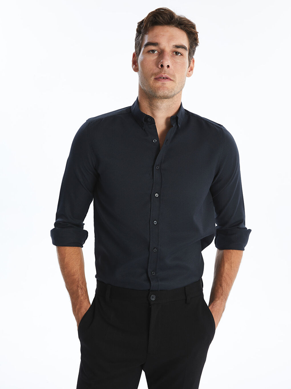 قميص للرجال بأكمام طويلة بقماش دوبي بقصة نحيفة