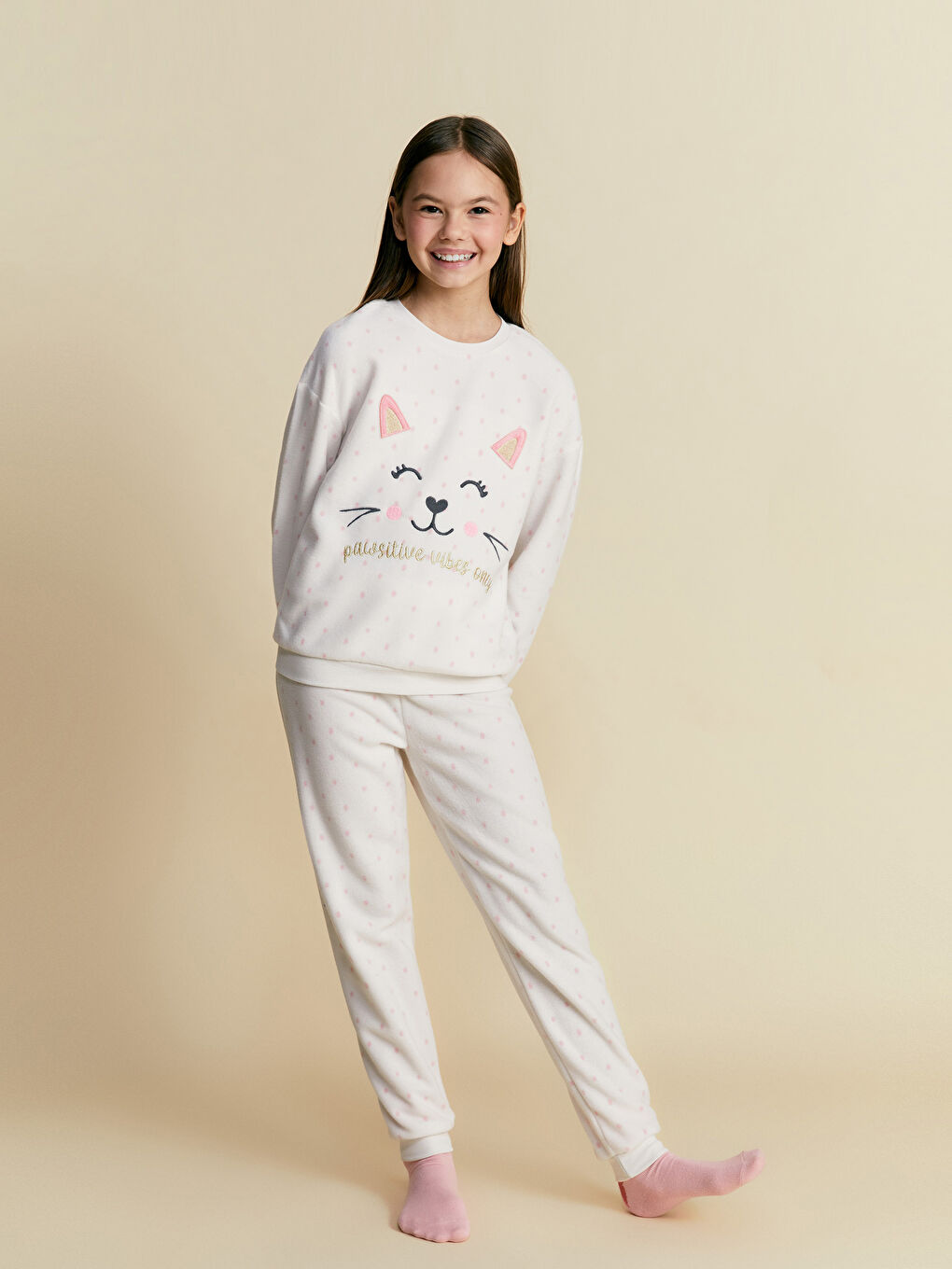 LCW Kids Ekru Bisiklet Yaka Nakışlı Polar Kız Çocuk Pijama Takımı - 1