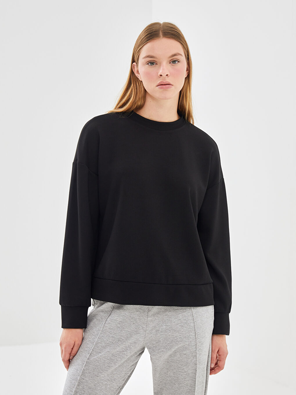 LCW Vision Siyah Bisiklet Yaka Düz Oversize Kadın Sweatshirt