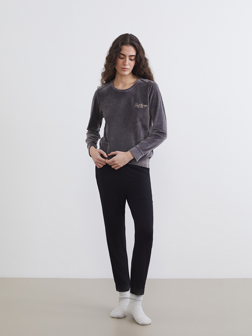 Gri Bisiklet Yaka Nakışlı Kadife Kadın Pijama Üstü-1