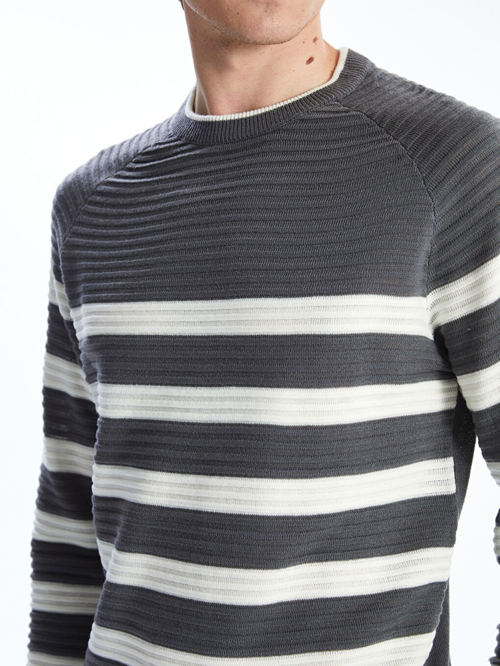 Светр трикотажний чоловічий зі смугастим принтом, довгий рукав, круглий виріз горловини-2