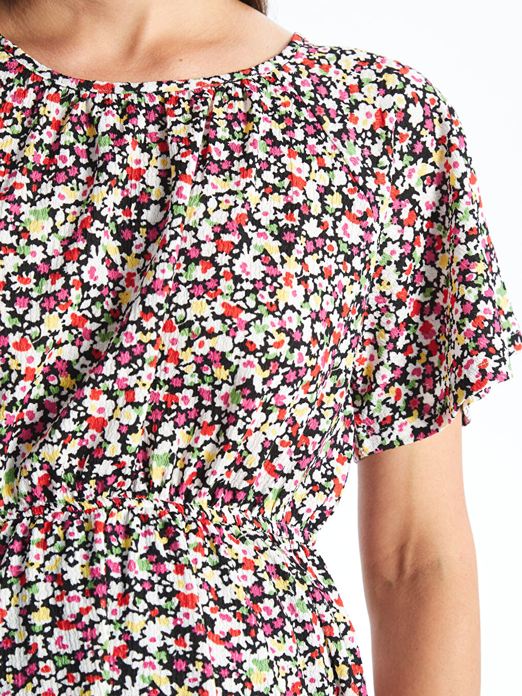 LCWAIKIKI Maternity Rundhalsausschnitt Blumiges Kurzarm Mutterschaftskleid -W43758Z8-LTQ