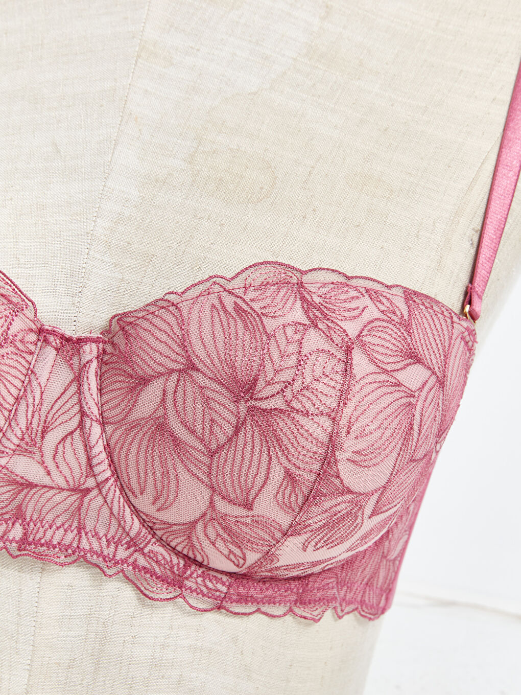 Wired Non-Padded Lace Fancy Strapless Bra-2