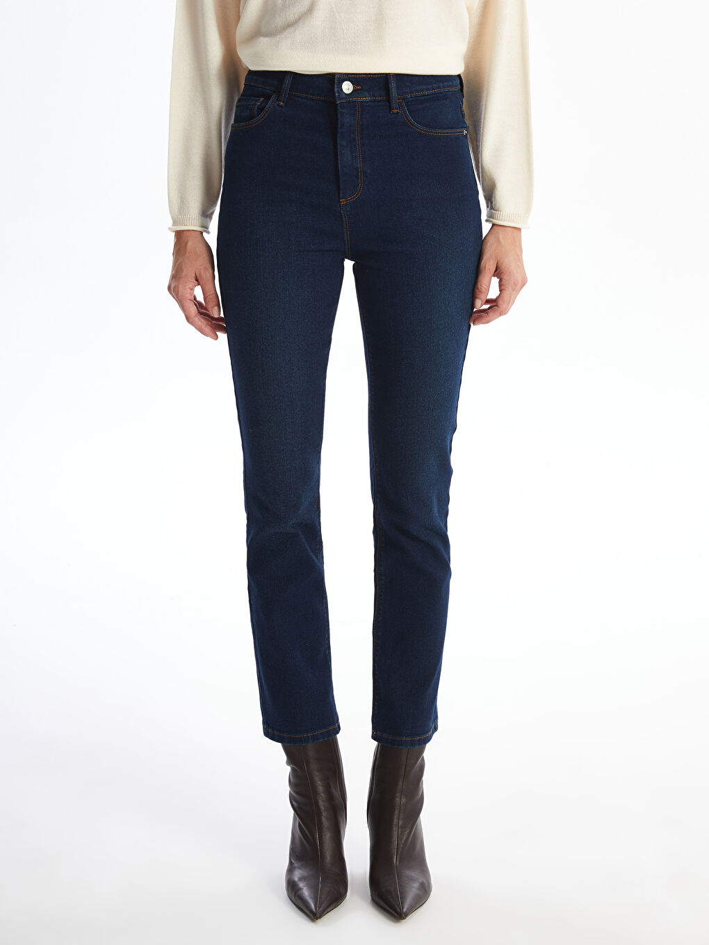 LCWAIKIKI Classic Koyu Rodeo Straight Fit Kadın Jean Pantolon - 1