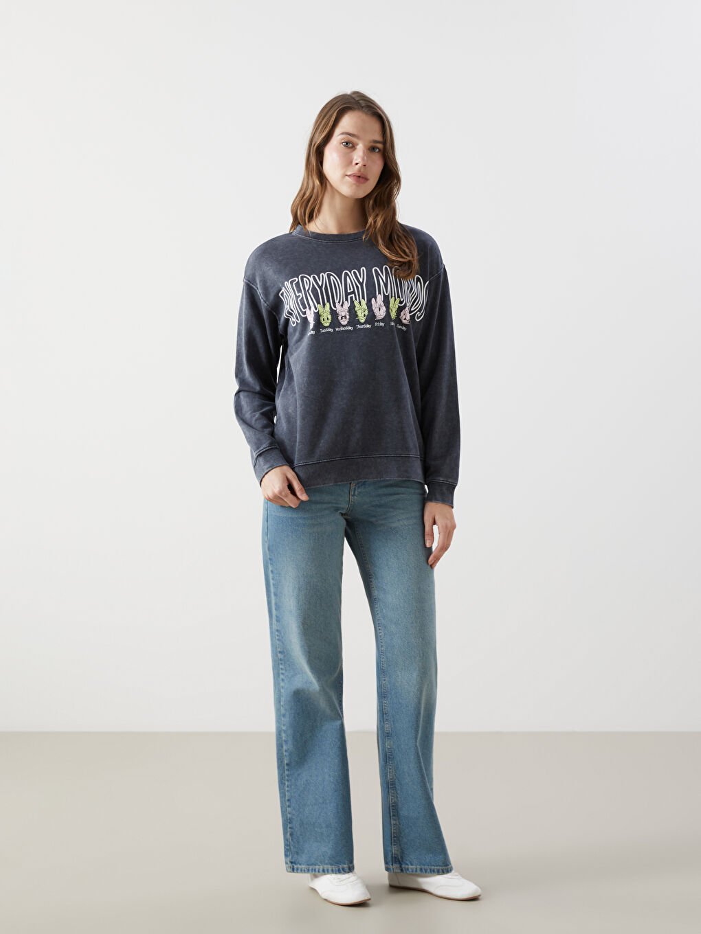 LCWAIKIKI Maternity Crew Neck Daisy Duck Printed Long Sleeve Maternity Sweatshirt -W45392Z8-V3U