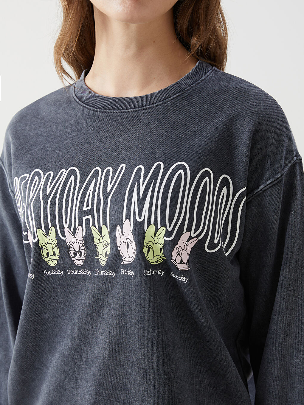 LCWAIKIKI Maternity Crew Neck Daisy Duck Printed Long Sleeve Maternity Sweatshirt -W45392Z8-V3U