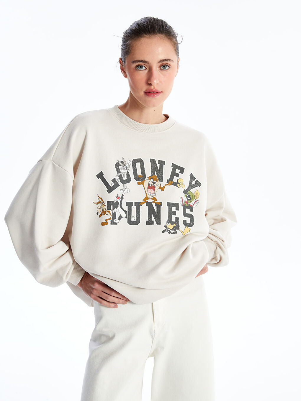LCW Vision Bisiklet Yaka Bugs Bunny Baskılı Oversize Kadın Sweatshirt -W45711Z8-G5H
