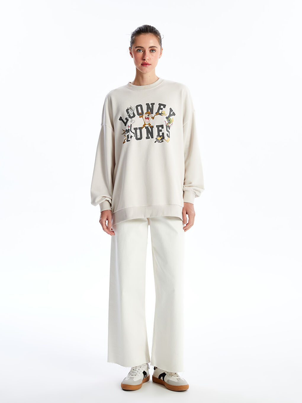 LCW Vision Bisiklet Yaka Bugs Bunny Baskılı Oversize Kadın Sweatshirt -W45711Z8-G5H