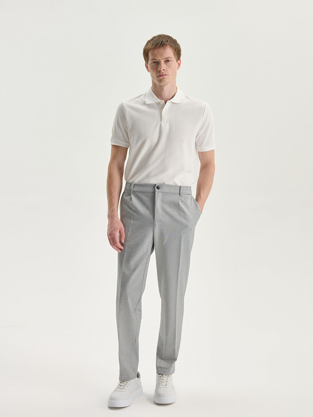 بنطلون للرجال بقصة نحيفة