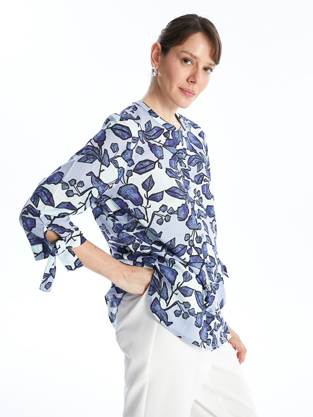 Bluza sa okovratnikom i cvetnim uzorkom za žene