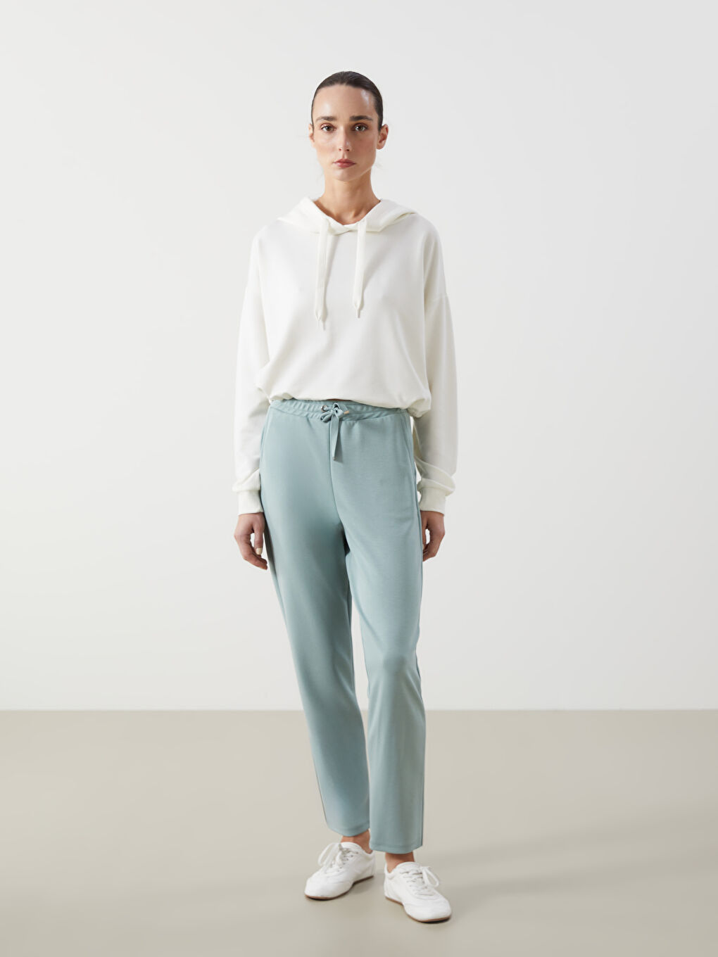 LCWAIKIKI Classic Women's Sweatpants with Elastic Waist -W49307Z8-GPP