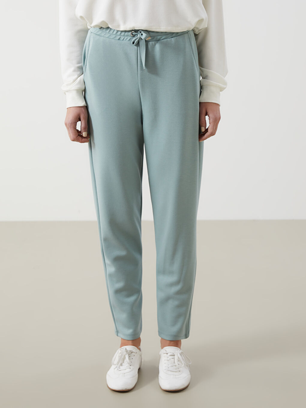 LCWAIKIKI Classic Women's Sweatpants with Elastic Waist -W49307Z8-GPP