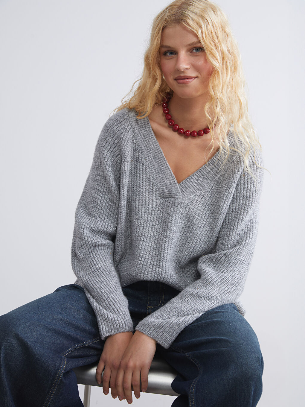 Gri V Yaka Dokulu Kadın Triko Kazak