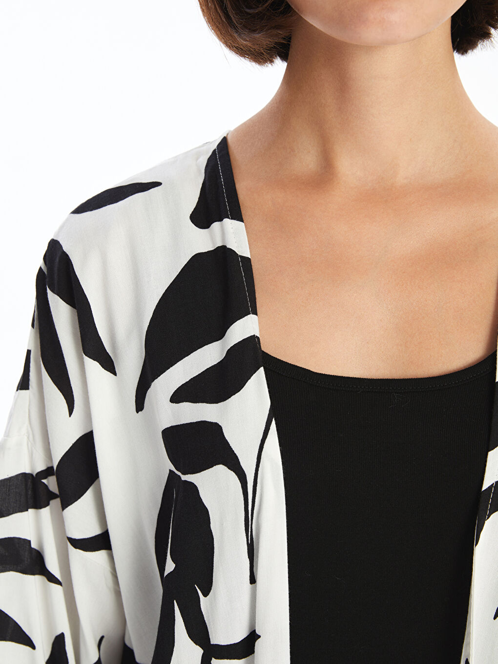 كيمونو نسائي واسع الحجم بياقة شال ونقشة-2