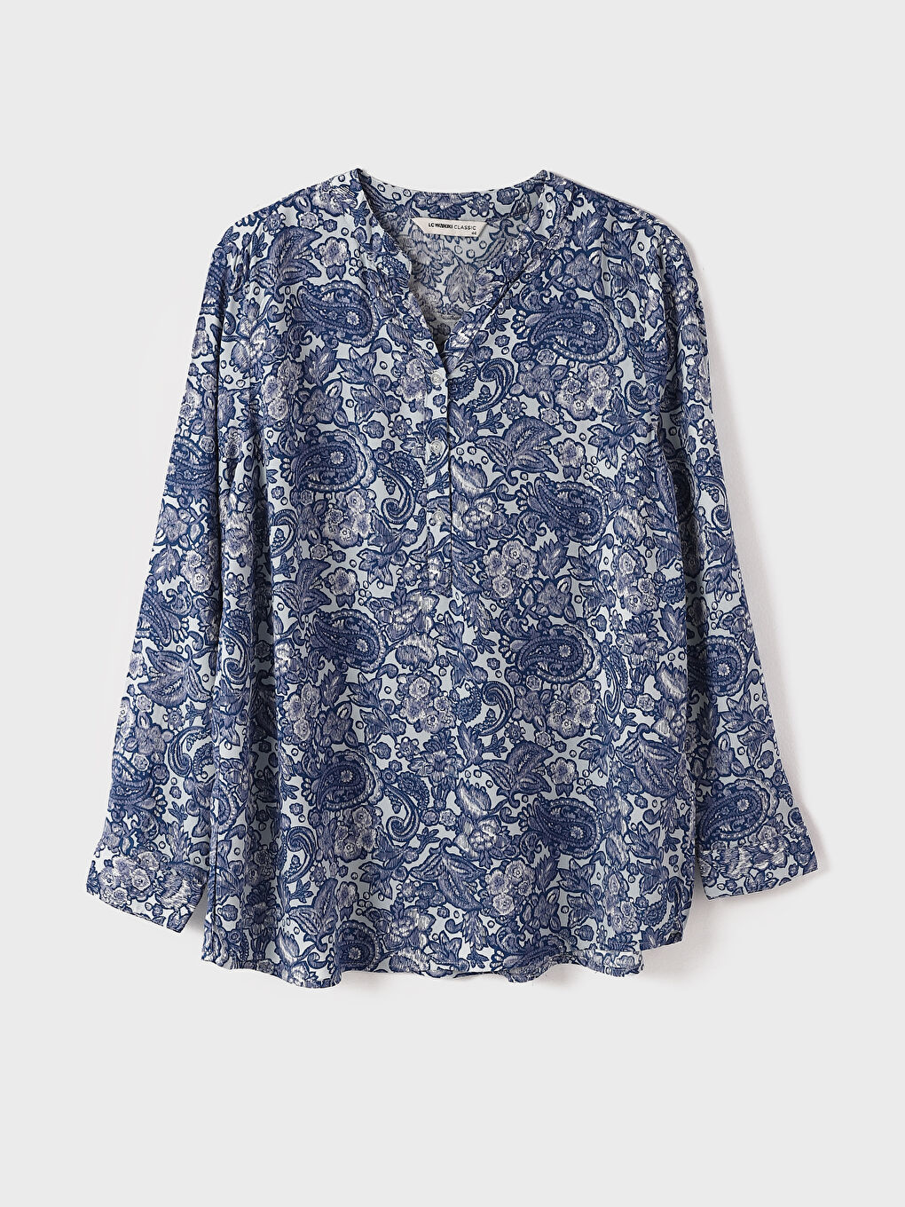 بلوزة نسائية بنقشة وياقة بشق