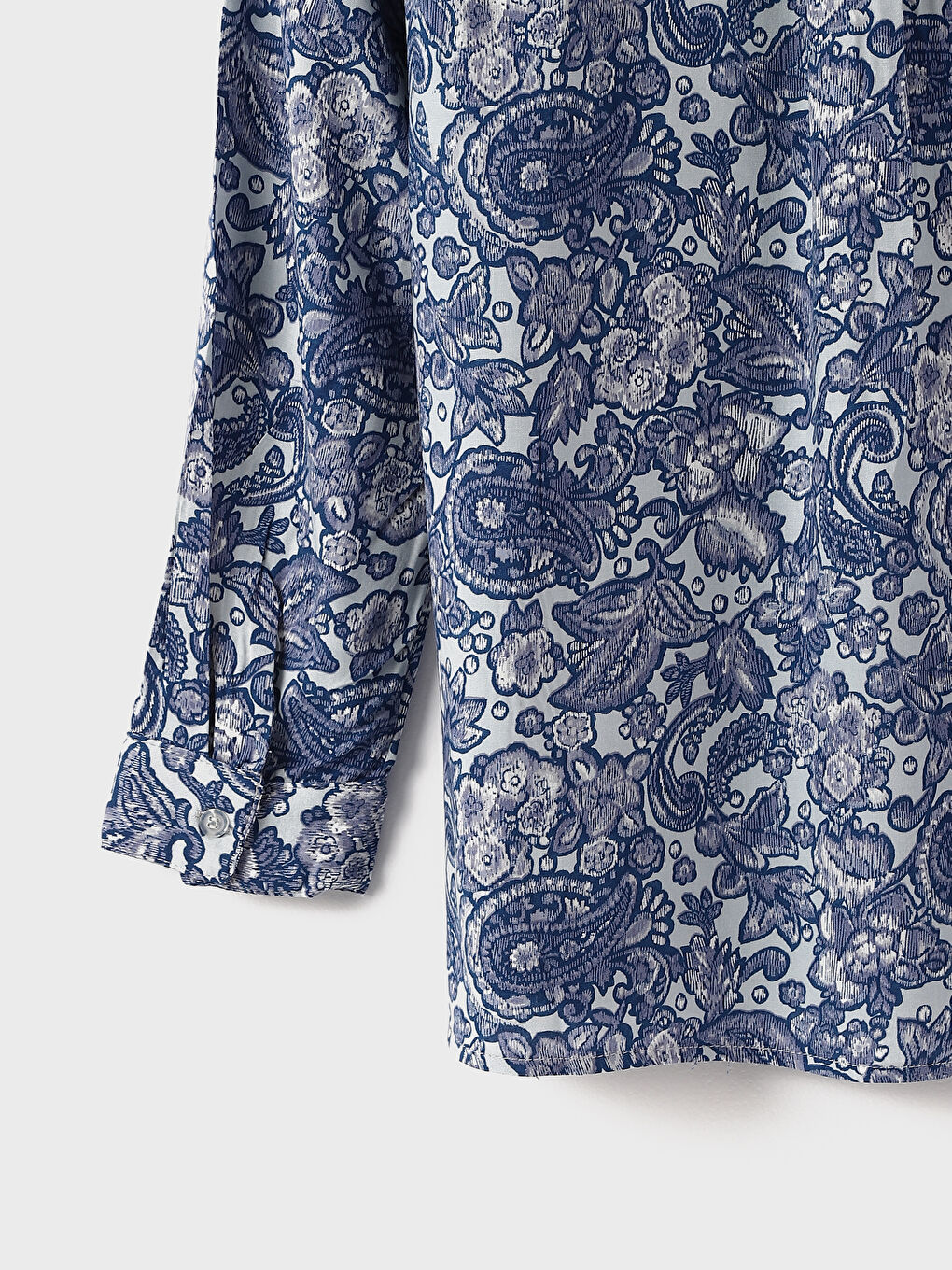 بلوزة نسائية بنقشة وياقة بشق-2