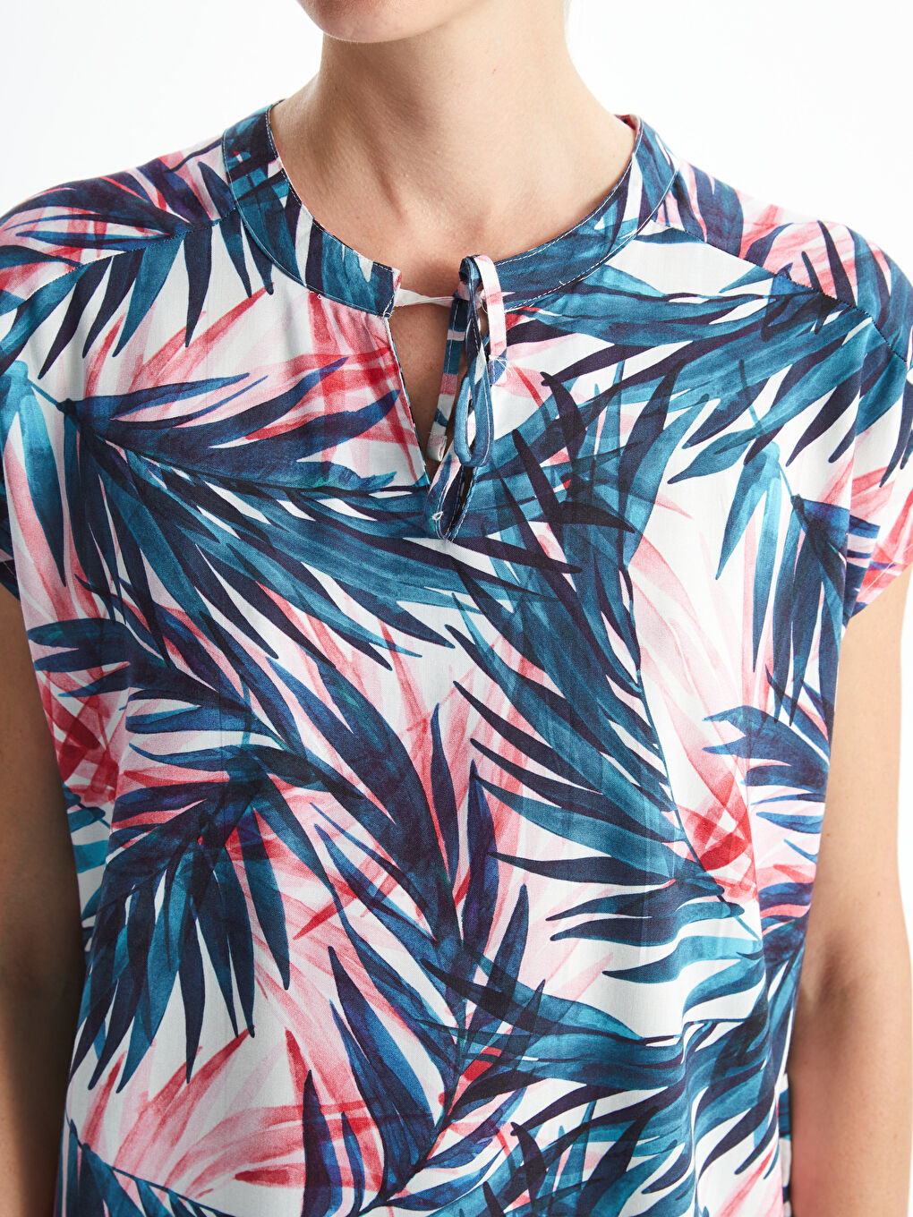Blouse à Manches Courtes à Motifs avec Col Lavallière pour Femmes-2